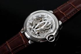 :CARTIER卡地亚系列：蓝气球男士腕表机芯:全镂空9点飞轮自动机械表镜面:矿物质强化玻璃 316精钢表壳 纹路清晰大方三针优雅设计 牛皮皮带原装扣尺寸: