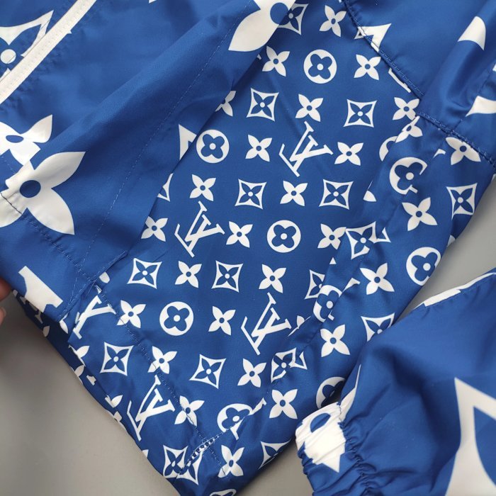 刚刚上新印花lv字母搭配四叶草图案霸气十足