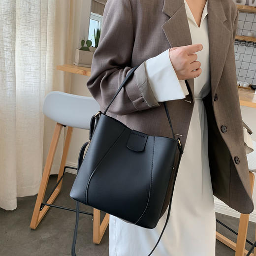 【流行女包斜挎水桶包潮】小众包包简约清新单肩包时尚箱包 商品图1