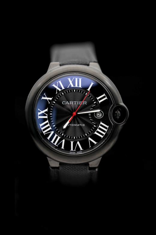 卡地亚 黑色机械表时尚神秘，成熟与稳重。2017Cartier蓝气球新增了黑色碳镀层工艺提供了酷黑外观， 更具有朝气的优雅魅力。皮带 商品图3