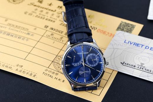 [积家小丑系列 ] 机械表尺寸：40MM。立体弧形镀银表面，批花钻石铂金刻度，淬火钢蓝指针，拥有原装同样的功能，动能显示，指针日历，小秒盘，意大利小牛皮搭配原装折叠扣 商品图3