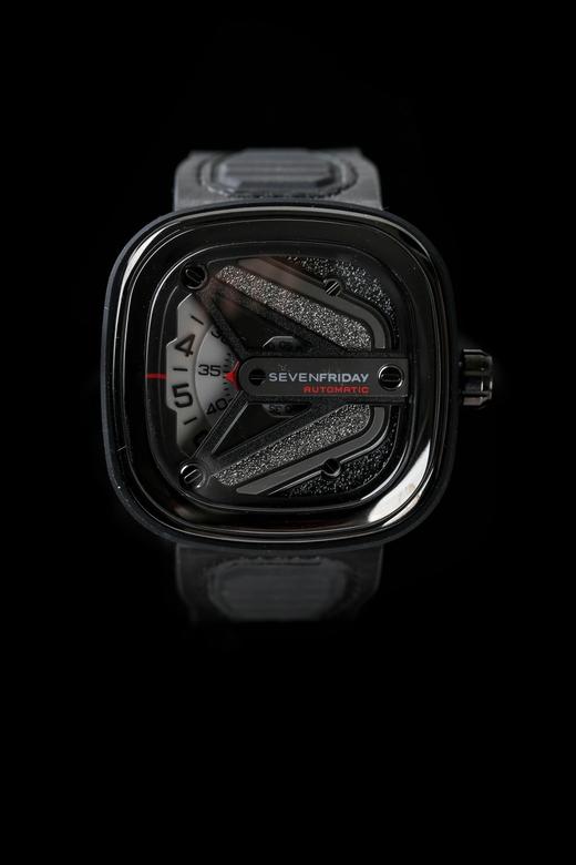 sevenfriday 七个星期五 太空飞船灵感牌自动机械表M3/01，拥有宇宙飞船的科技感，喷砂的黑色Y形船翼设计，形似起落架动态环， 商品图5