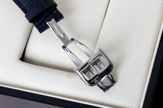 [积家小丑系列 ] 机械表尺寸：40MM。立体弧形镀银表面，批花钻石铂金刻度，淬火钢蓝指针，拥有原装同样的功能，动能显示，指针日历，小秒盘，意大利小牛皮搭配原装折叠扣 商品图4