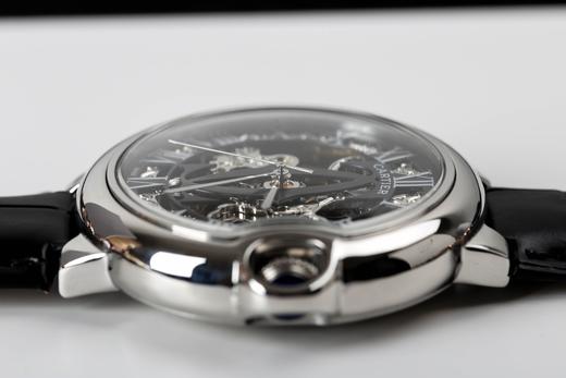 品牌:CARTIER卡地亚系列：蓝气球男士腕表机芯:全镂空9点飞轮自动机械镜面:矿物质强化玻璃 316精钢表壳清新淡雅 简约罗马 纹路清晰大方三针优雅设计 牛皮皮带原装扣尺寸 商品图4