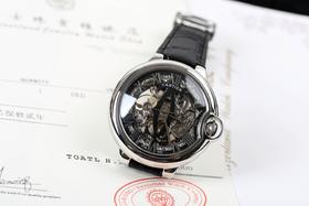 品牌:CARTIER卡地亚系列：蓝气球男士腕表机芯:全镂空9点飞轮自动机械镜面:矿物质强化玻璃 316精钢表壳清新淡雅 简约罗马 纹路清晰大方三针优雅设计 牛皮皮带原装扣尺寸