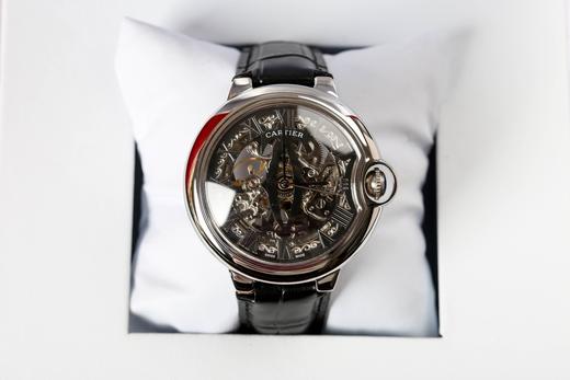 品牌:CARTIER卡地亚系列：蓝气球男士腕表机芯:全镂空9点飞轮自动机械镜面:矿物质强化玻璃 316精钢表壳清新淡雅 简约罗马 纹路清晰大方三针优雅设计 牛皮皮带原装扣尺寸 商品图1