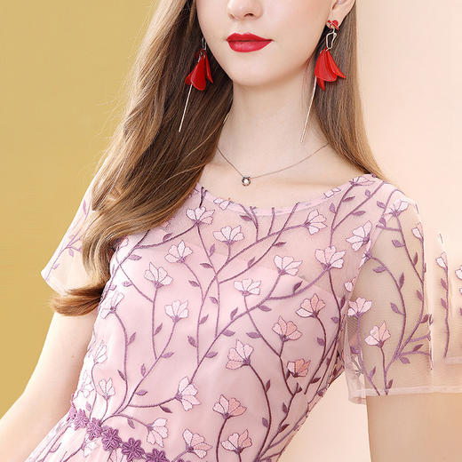 SX-P20X52165夏装新中长款时尚显瘦粉色刺绣连衣裙 商品图1