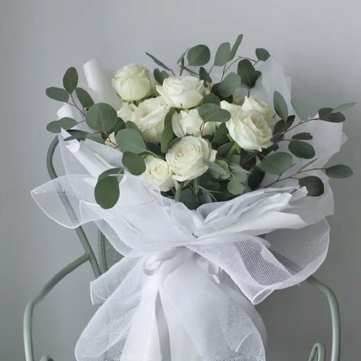 心动 11支白玫瑰花束 花非花
