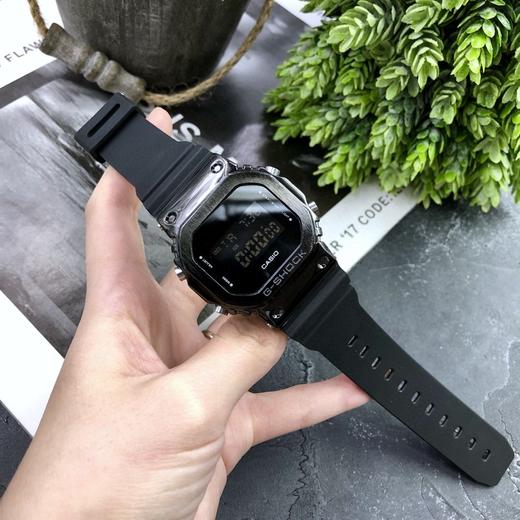 卡西欧G-SHOCK金属小方块时尚运动男表石英手GM-5600-1PR 采用了极为用心的抛光和打磨，显得质感 商品图3