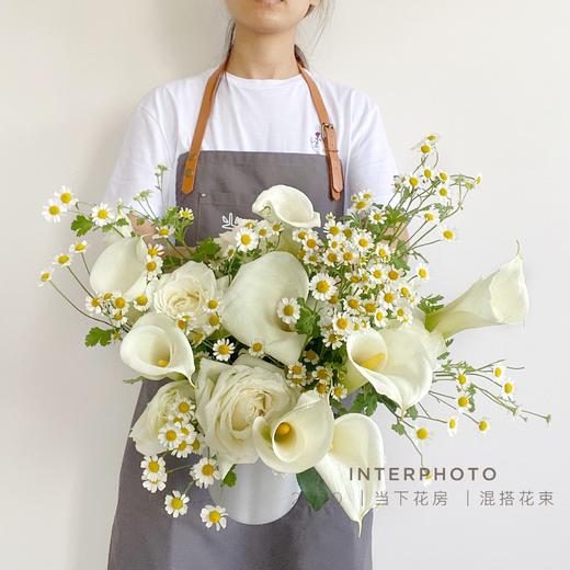 【我们结婚吧】马蹄莲9支 白色系玫瑰5支 洋甘菊4支（夏木设计） 商品图0