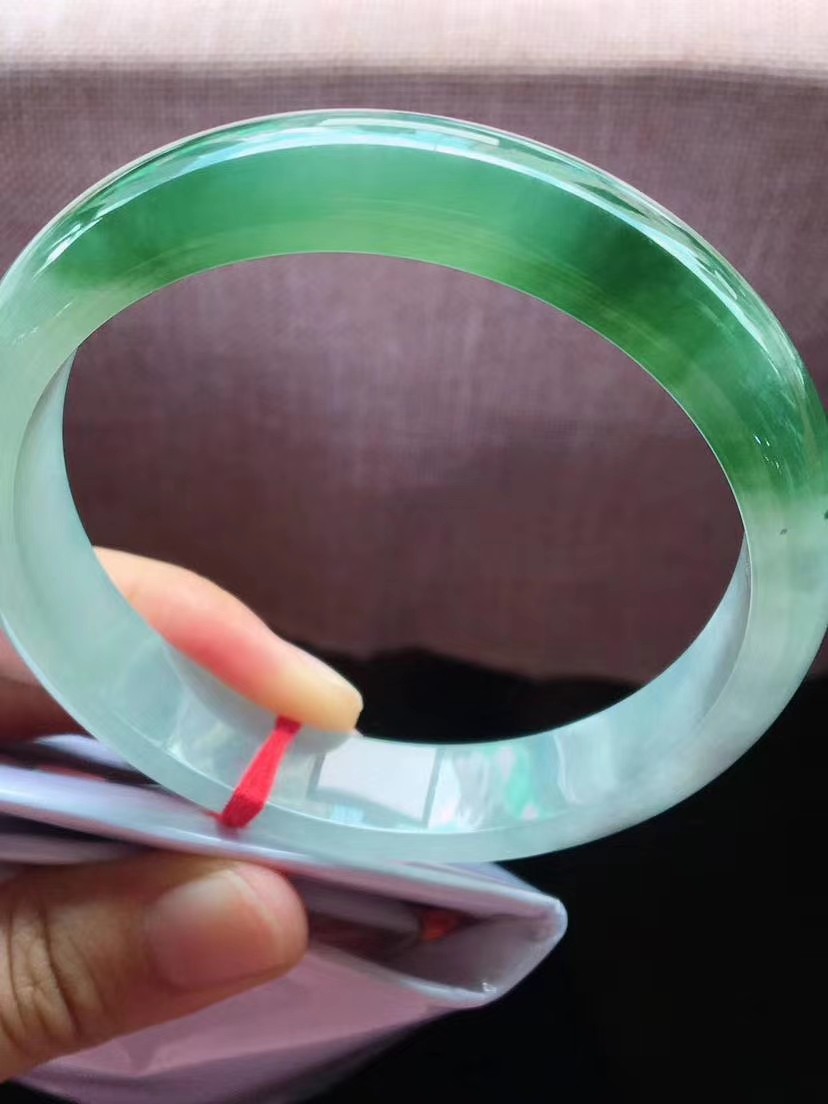 83297翡翠冰晴绿飘花正圈手镯