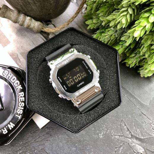 卡西欧G-SHOCK金属小方块时尚运动男表石英手GM-5600-1PR 采用了极为用心的抛光和打磨，显得质感 商品图3