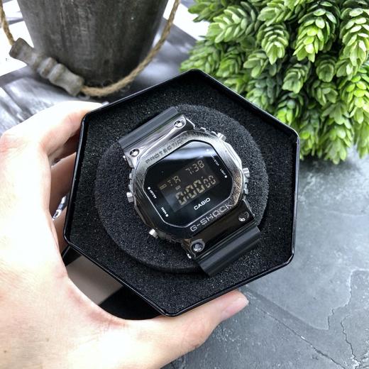卡西欧G-SHOCK金属小方块时尚运动男表石英手GM-5600-1PR 采用了极为用心的抛光和打磨，显得质感 商品图2