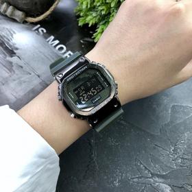 卡西欧G-SHOCK金属小方块时尚运动男表石英手GM-5600-1PR 采用了极为用心的抛光和打磨，显得质感