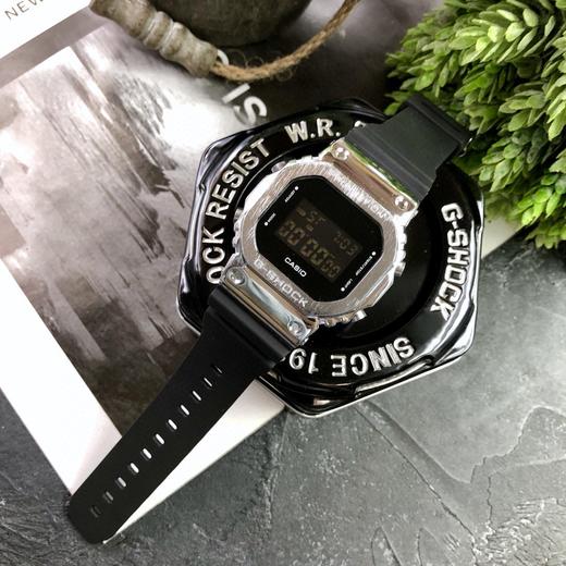 卡西欧G-SHOCK金属小方块时尚运动男表石英手GM-5600-1PR 采用了极为用心的抛光和打磨，显得质感 商品图5