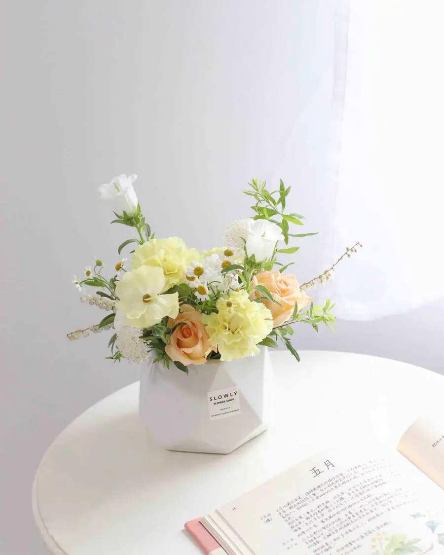 康乃馨几何小桌花(花器已更换圆柱款)