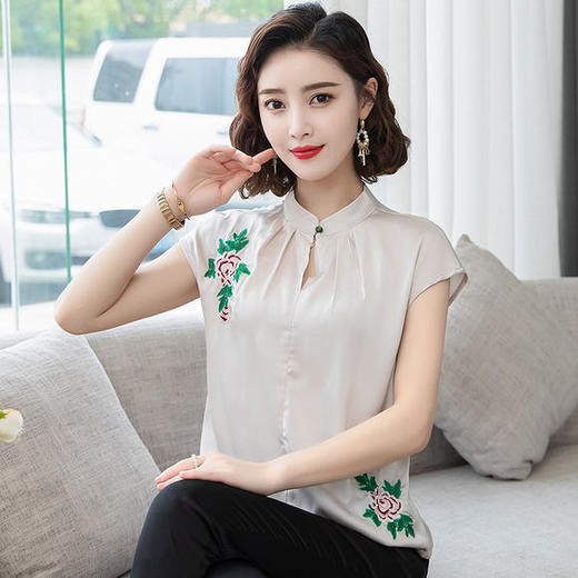 KQL-A142B2031新款时尚优雅气质立领绣花弹力衬衫 商品图3