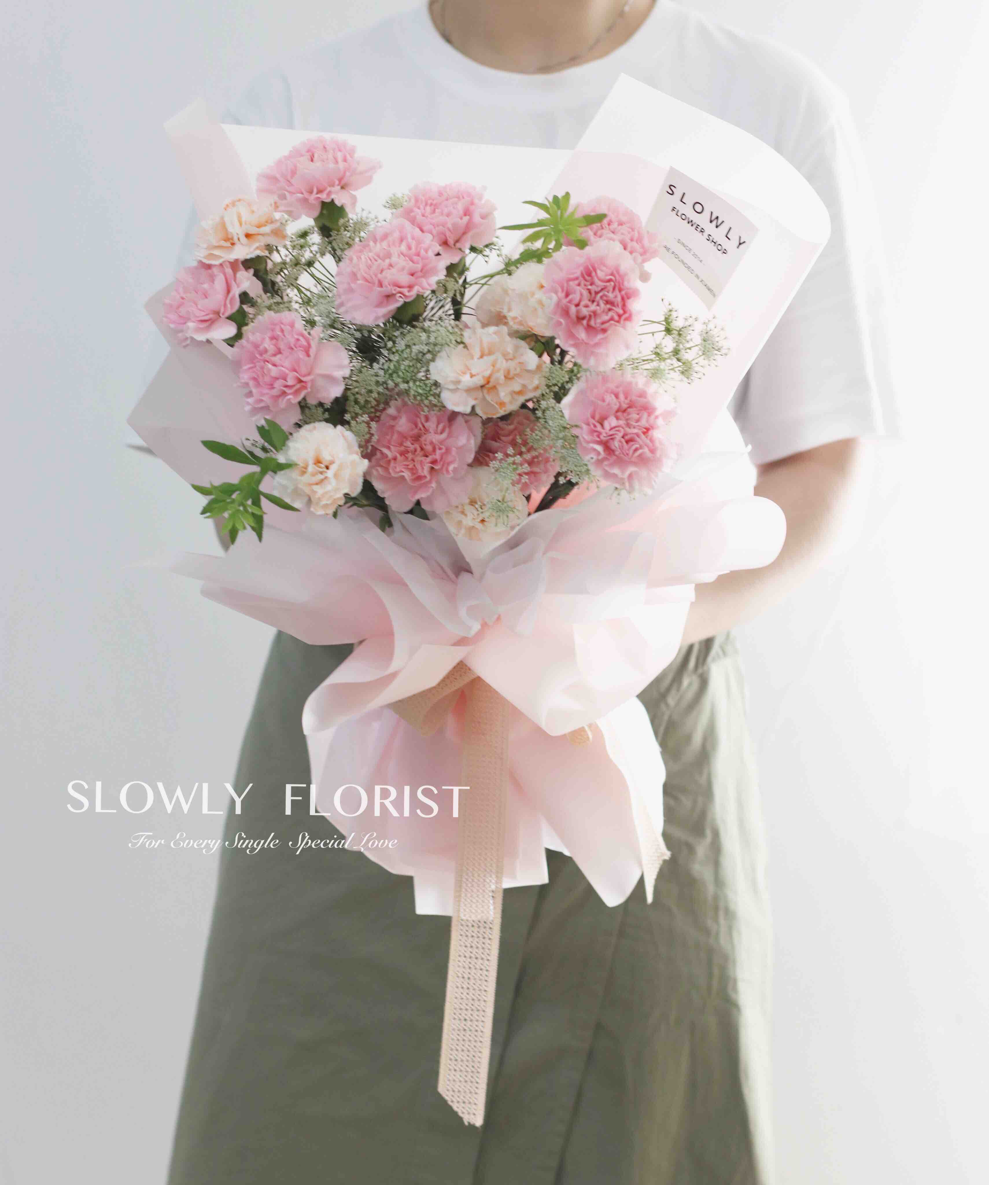 樱花粉康乃馨花束