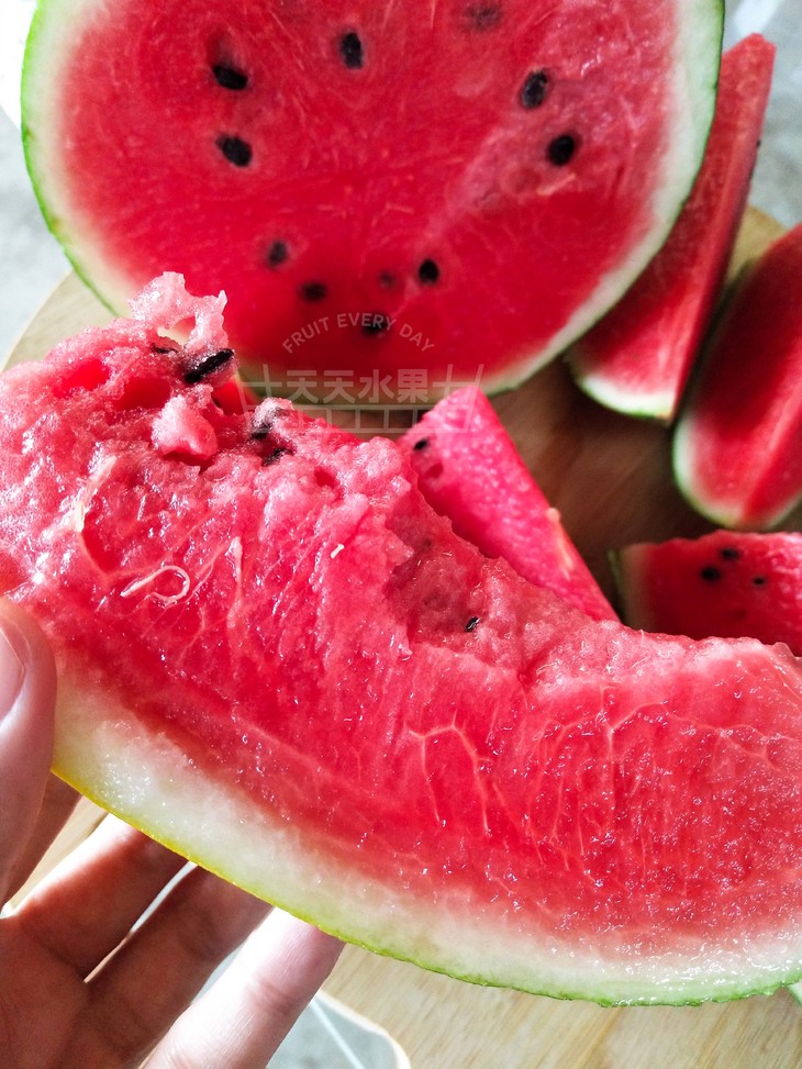 1111越南黑美人红心西瓜甜脆西瓜鲜红果肉