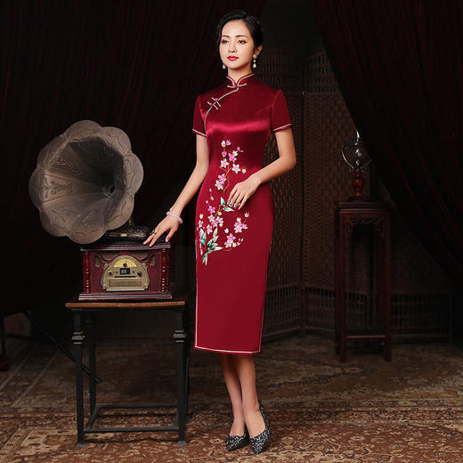 LHS-1017端庄优雅酒红刺绣中长款婚宴礼服旗袍 商品图0