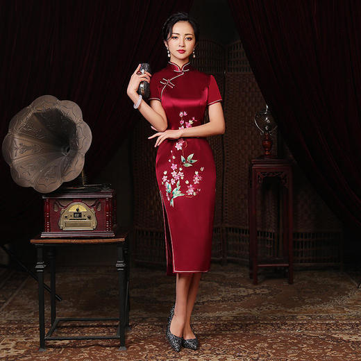 LHS-1017端庄优雅酒红刺绣中长款婚宴礼服旗袍 商品图1