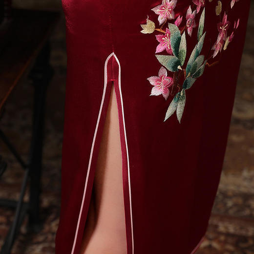 LHS-1017端庄优雅酒红刺绣中长款婚宴礼服旗袍 商品图3