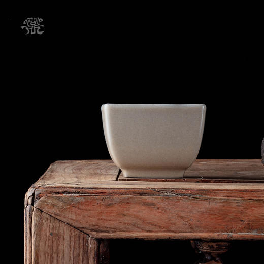 问鼎哥窑传世款方鼎杯 商品图1