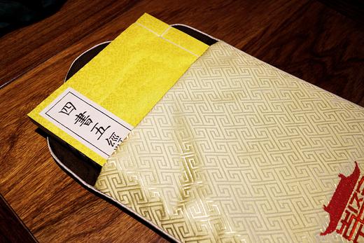 【崇贤文创】崇贤馆定制款书袋 手工裁缝制作祥云 丝绸织锦缎回纹面料 中式传统工艺 高精密电脑刺绣 采用中国传统珐琅的流苏工艺 商品图3