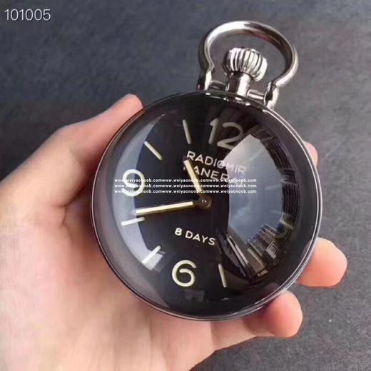 沛纳海以全新座钟PAM581实现这个可能性，利用晶莹剔透的矿石玻璃球，透视着一体两面：正面是中央镶嵌准确的时钟表盘，背面展现P.5000机芯。利用弧形镜面制造放大效果，能够欣赏复古设计的每个细节，包括 商品图10