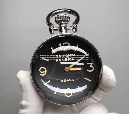 沛纳海以全新座钟PAM581实现这个可能性，利用晶莹剔透的矿石玻璃球，透视着一体两面：正面是中央镶嵌准确的时钟表盘，背面展现P.5000机芯。利用弧形镜面制造放大效果，能够欣赏复古设计的每个细节，包括 商品图3