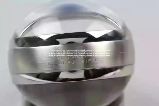 沛纳海以全新座钟PAM581实现这个可能性，利用晶莹剔透的矿石玻璃球，透视着一体两面：正面是中央镶嵌准确的时钟表盘，背面展现P.5000机芯。利用弧形镜面制造放大效果，能够欣赏复古设计的每个细节，包括 商品图13