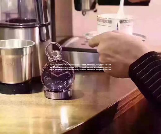 沛纳海以全新座钟PAM581实现这个可能性，利用晶莹剔透的矿石玻璃球，透视着一体两面：正面是中央镶嵌准确的时钟表盘，背面展现P.5000机芯。利用弧形镜面制造放大效果，能够欣赏复古设计的每个细节，包括 商品图12