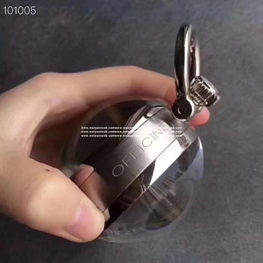 沛纳海以全新座钟PAM581实现这个可能性，利用晶莹剔透的矿石玻璃球，透视着一体两面：正面是中央镶嵌准确的时钟表盘，背面展现P.5000机芯。利用弧形镜面制造放大效果，能够欣赏复古设计的每个细节，包括 商品图7