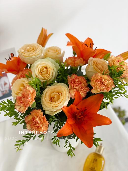 【珊瑚海】香槟玫瑰5 橙色梦想百合3朵  狂欢康7 尤加利细叶1（夏木设计） 商品图4