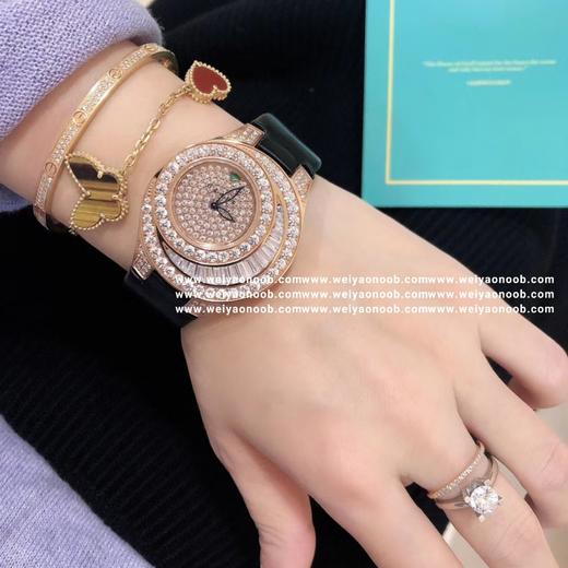 新款
格拉芙（GRAFF）
非真金真钻，价格亲民。
直径38mm
瑞士石英机芯
原装工艺烤蓝针，月亮形T钻采用国际珠宝相同镶嵌工艺（纯手轨道镶嵌）此镶嵌工艺是梵克雅宝独创专利！手工镶钻火光跟亮度军跟南 商品图4