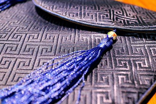 【崇贤文创】崇贤馆定制款书袋 手工裁缝制作祥云 丝绸织锦缎回纹面料 中式传统工艺 高精密电脑刺绣 采用中国传统珐琅的流苏工艺 商品图5