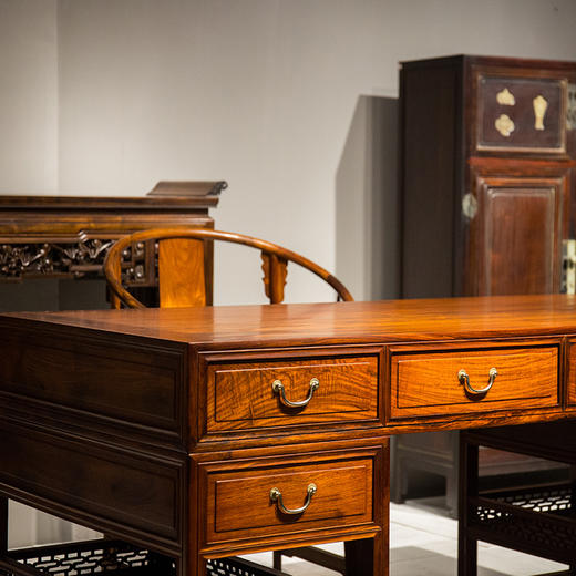 20世纪 海南黄花梨三联写字台 商品图1