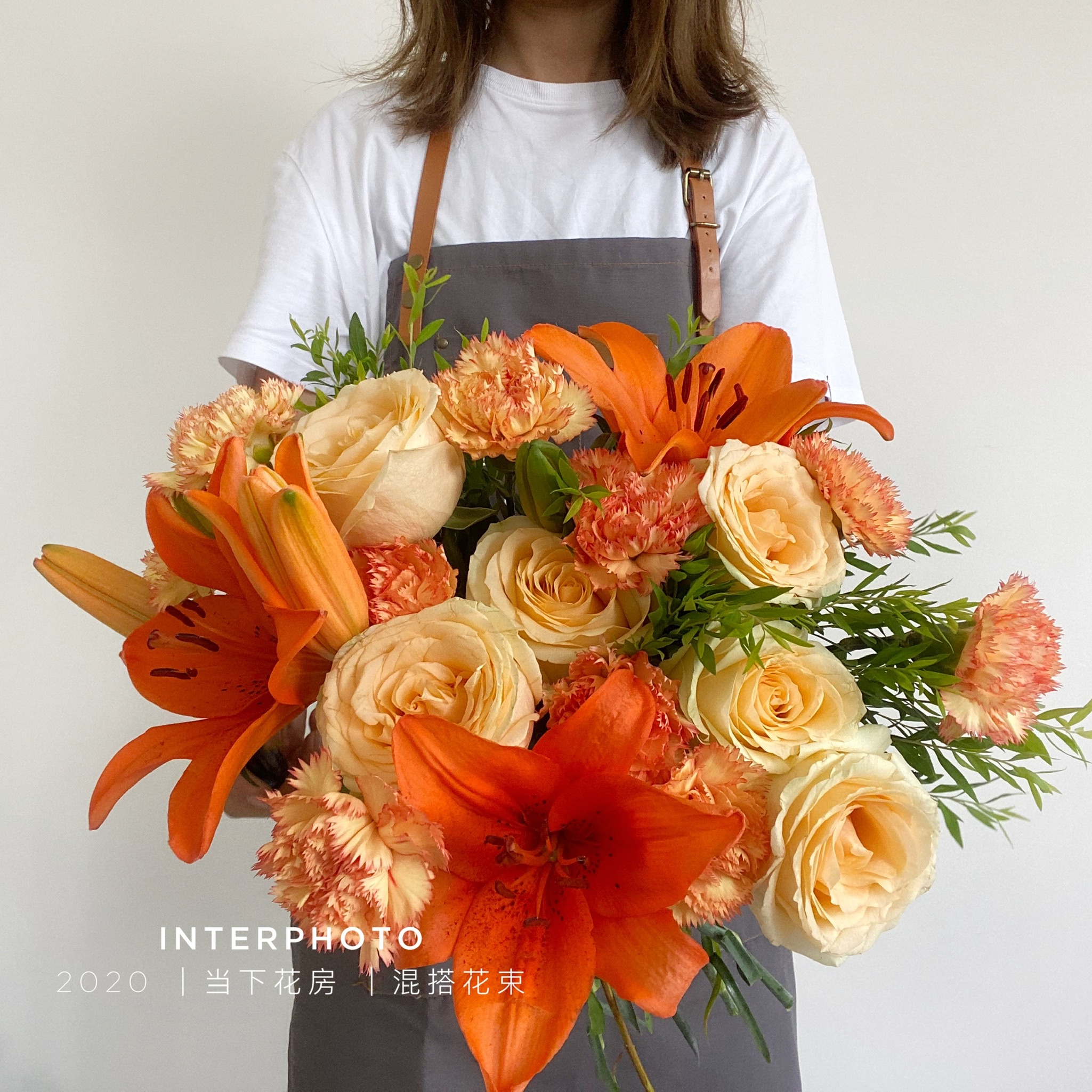 【珊瑚海】香槟玫瑰5 橙色梦想百合3朵  狂欢康7 尤加利细叶1（夏木设计）