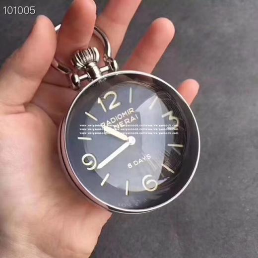 沛纳海以全新座钟PAM581实现这个可能性，利用晶莹剔透的矿石玻璃球，透视着一体两面：正面是中央镶嵌准确的时钟表盘，背面展现P.5000机芯。利用弧形镜面制造放大效果，能够欣赏复古设计的每个细节，包括 商品图9