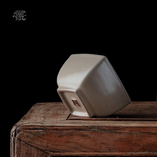 问鼎哥窑传世款方鼎杯 商品图2