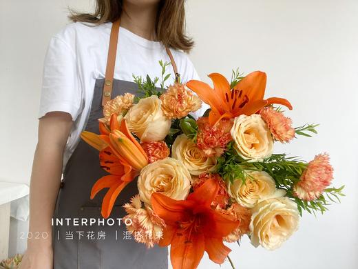 【珊瑚海】香槟玫瑰5 橙色梦想百合3朵  狂欢康7 尤加利细叶1（夏木设计） 商品图3