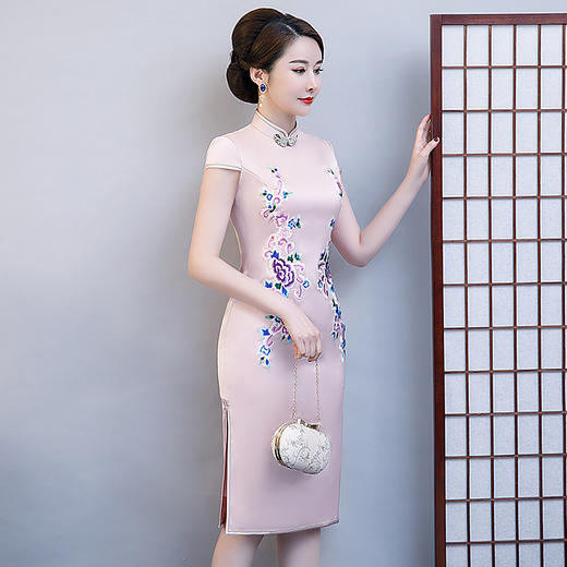 春夏新款粉色圆领妈妈装旗袍喜婆婆绣花宴会礼服改良大码旗袍货号jy