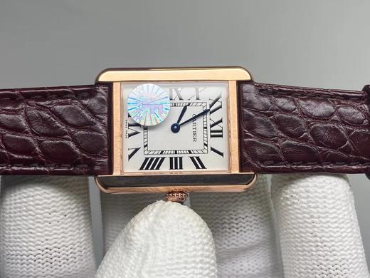 AF厂再续神作 Cartier卡地亚TANK-SOLO坦克系列石英女表
【表壳】共两种尺寸，小号31×24mm，中号35×27mm，厚度5.5mm
方形的壳套内含乾坤，圆角和直角的交替难度很大，为了追 商品图10