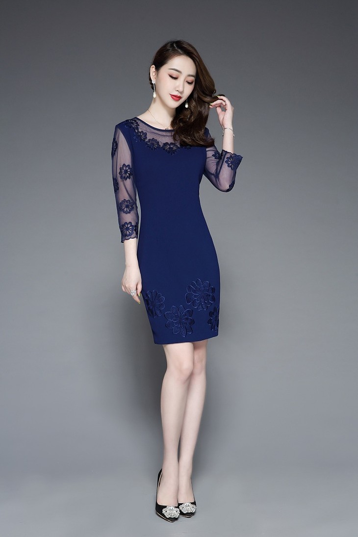 tq-8612新款圆领修身网纱刺绣七分袖连衣裙