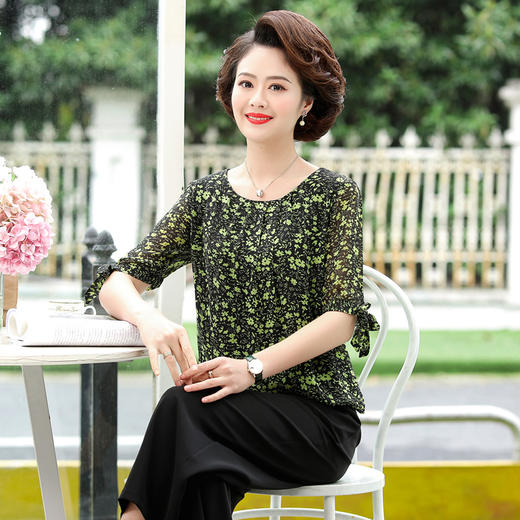 WZNH-YIZX7981妈妈洋气小衫花雪纺上衣阔太太两件套装 商品图0