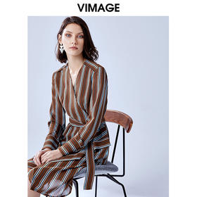 VIMAGE纬漫纪新款时尚不规则V领收腰显瘦条纹雪纺连衣裙V1307904