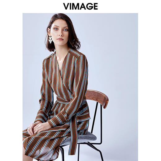 VIMAGE纬漫纪新款时尚不规则V领收腰显瘦条纹雪纺连衣裙V1307904 商品图0
