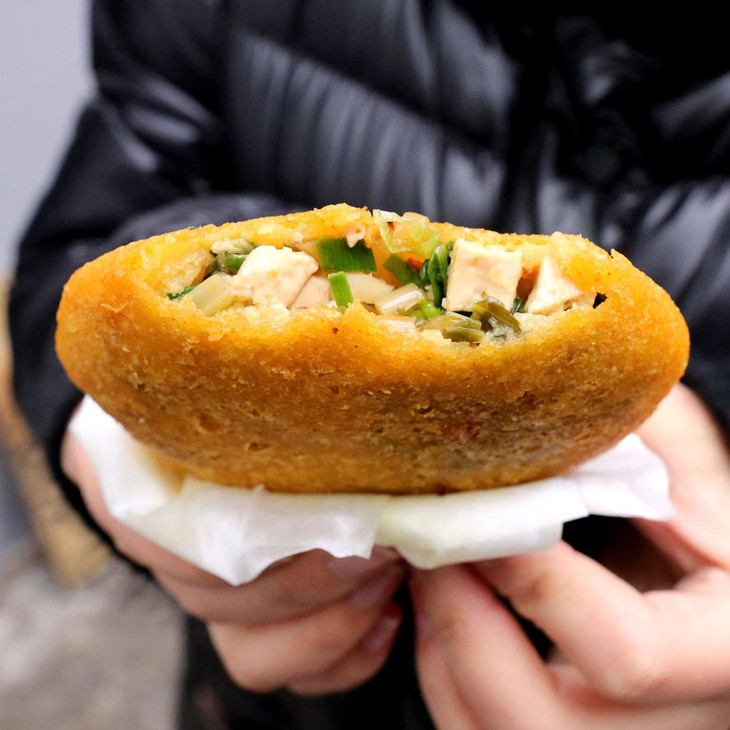 金黄的外衣包着满满的馅料建德玉米粿一口好吃又满足