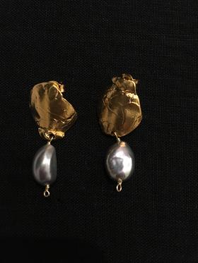 ALIGHIERI SHADOW AND PEARL EARRINGS FJ5290