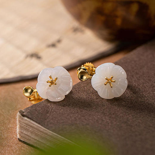 yly-001s925纯银镀金天然和田玉白玉梅花耳饰